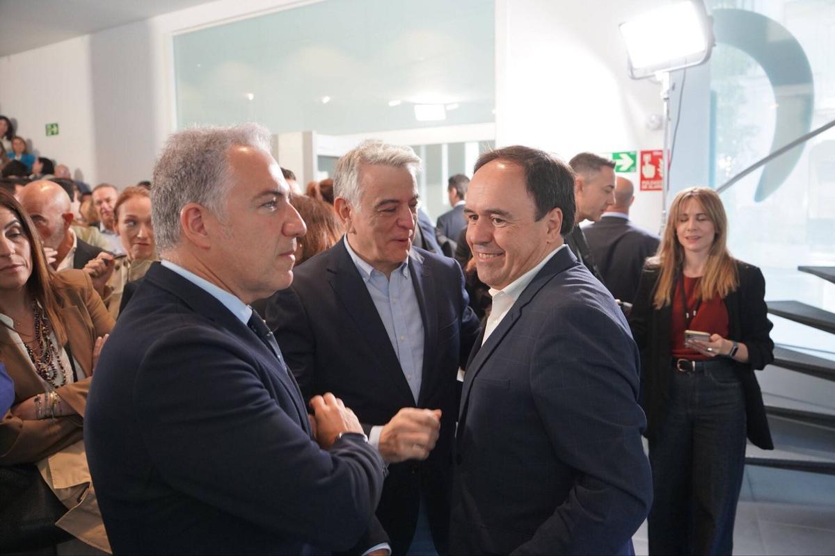Cartelería del PPCV con la imagen de Juanfran Pérez Llorca en la sede del partido en Valencia