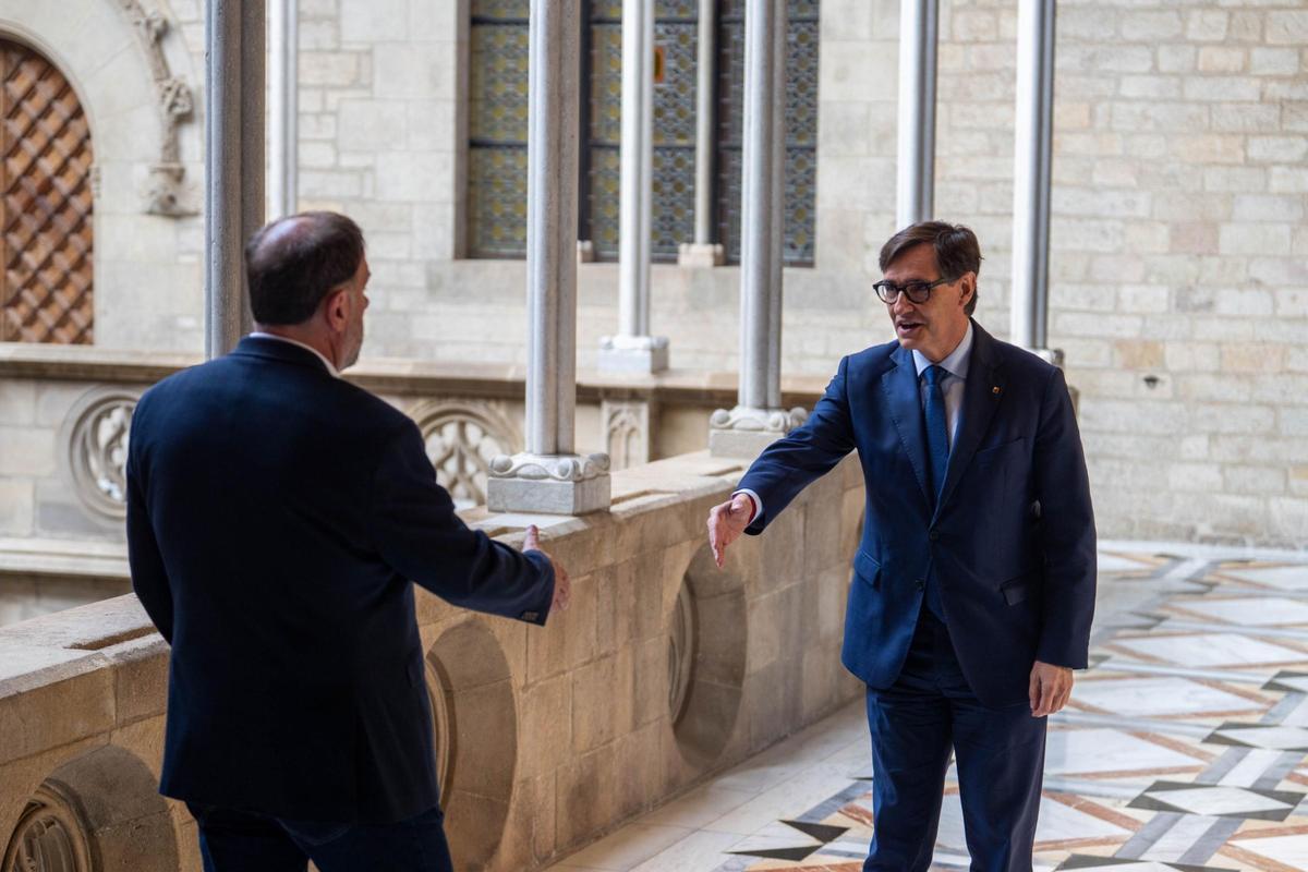 Firma del president Salvador Illa y el líder d'ERC Oriol Junqueras en el Palau de la Generalitat