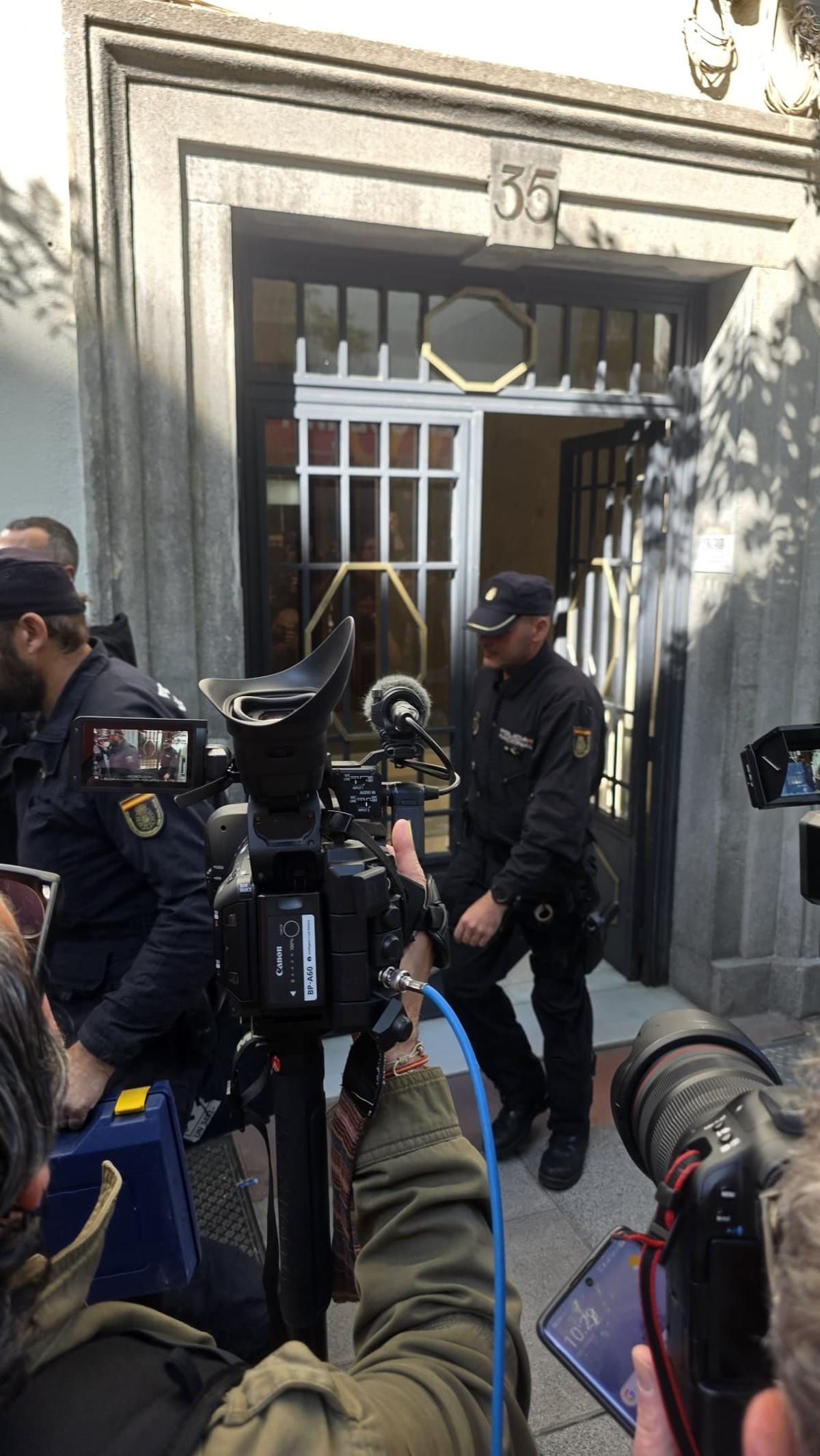 Policía registra el despacho de Zapatero en Ferraz y se lleva tres maletines