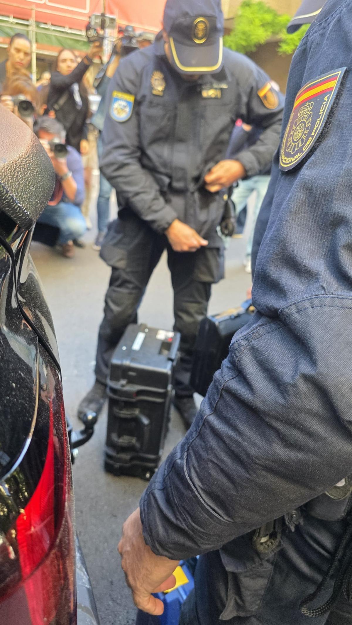 Agentes de la UDEF ingresan al despacho de Zapatero en la sede del PSOE en Ferraz