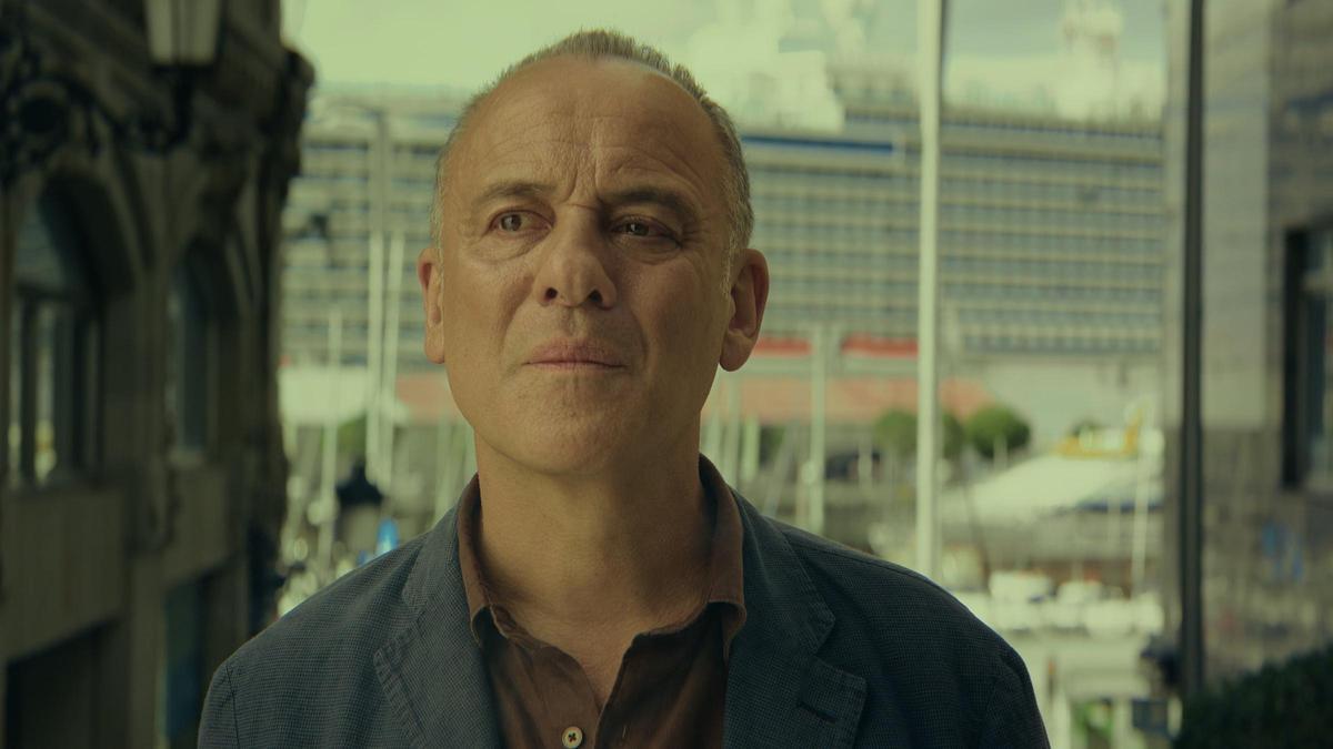 Fotograma de Javier Gutiérrez como inspector Leo Caldas en la ría de Vigo