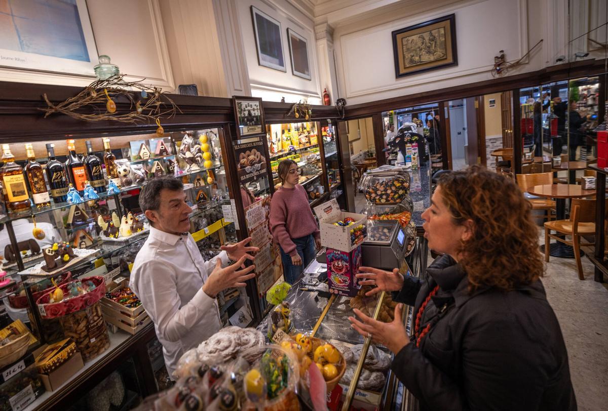 Fachada de la Pastisseria Ideal en el 207 de Gran de Gràcia, con letrero tradicional