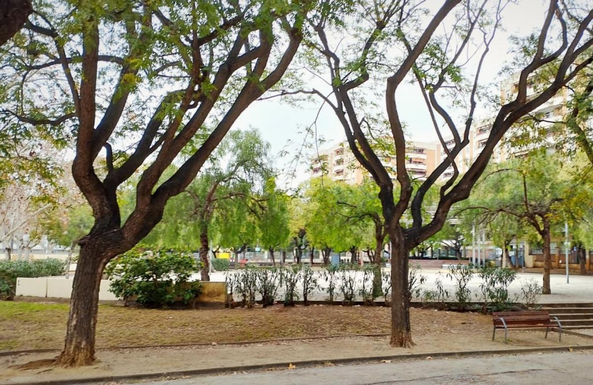 Vista del parque de la Alhambra en L'Hospitalet, con áreas verdes y caminos