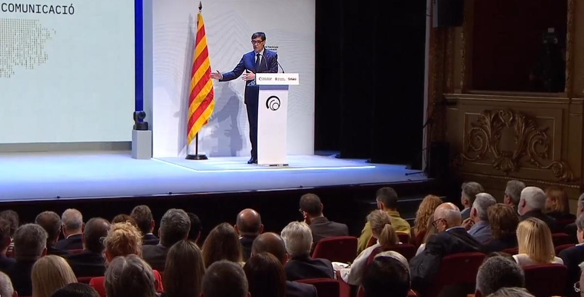 Entrega de los Premis Nacionals de Comunicació 2025 en Sabadell, con Salvador Illa y los galardonados en el escenario