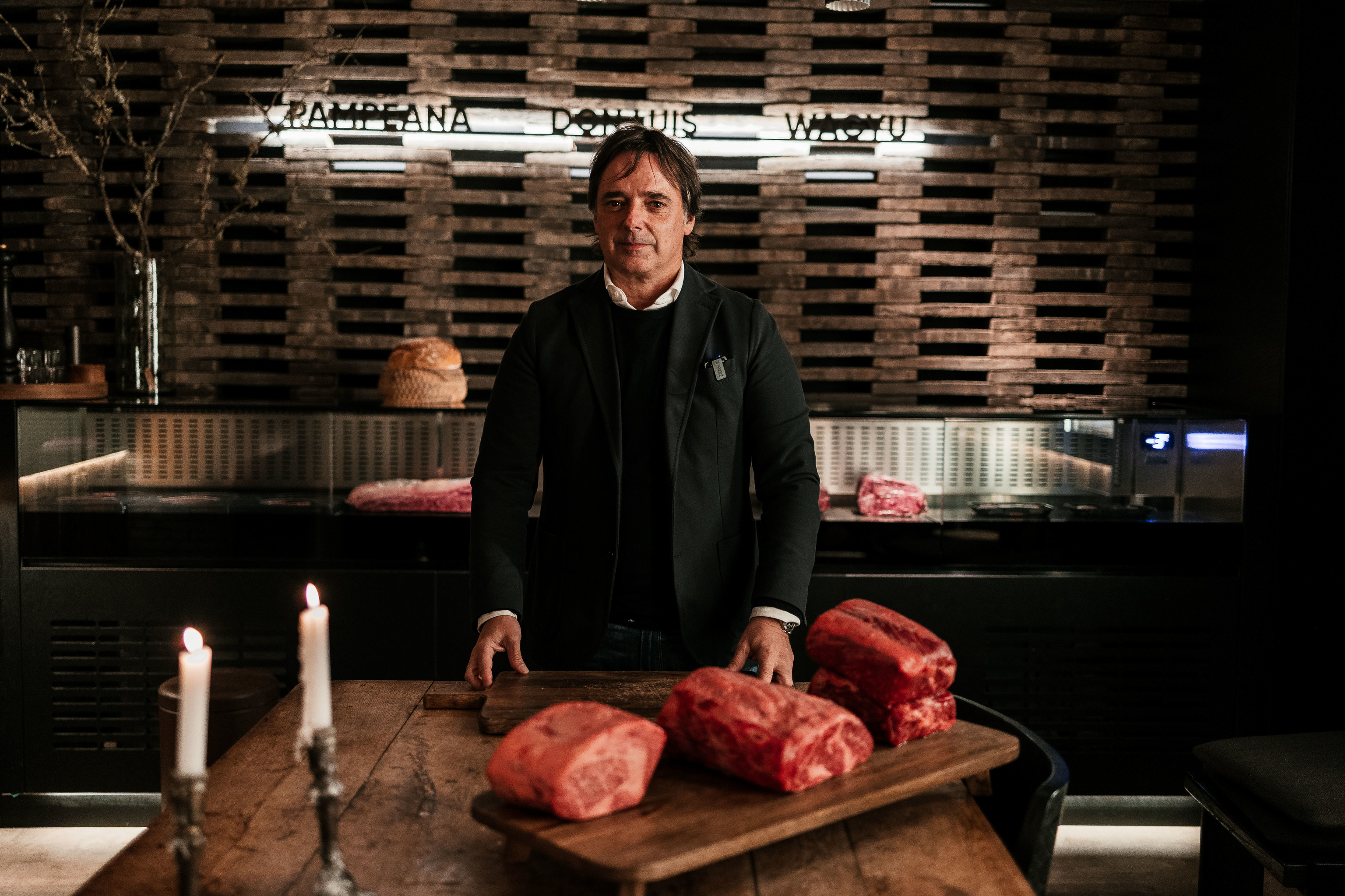 Carne Wagyu argentina en contenedor refrigerado dentro de un avión comercial