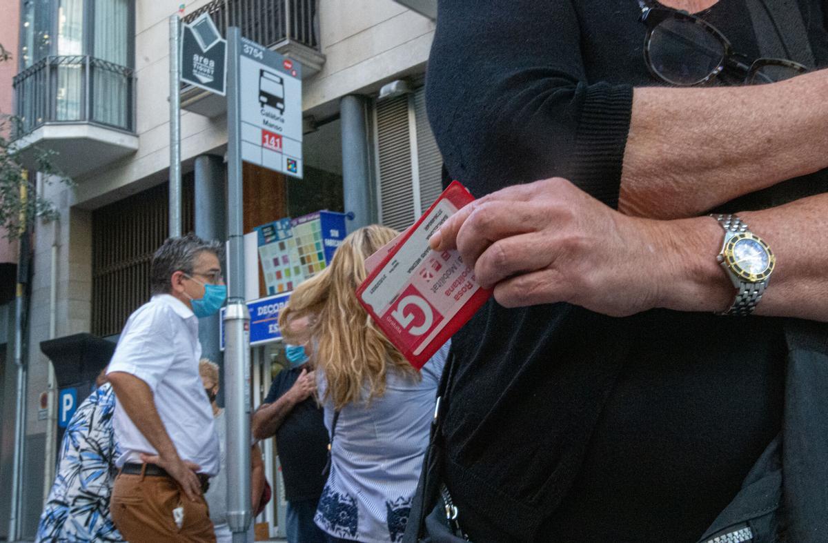 Tarjeta Rosa en Barcelona: requisitos de edad e ingresos que permiten viajar gratis