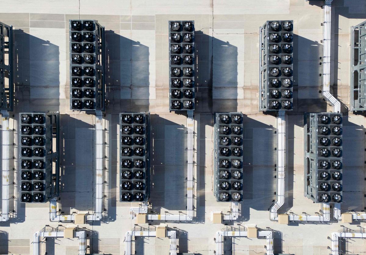 Imagen que muestra una placa de memoria RAM junto a un gráfico de precios al alza