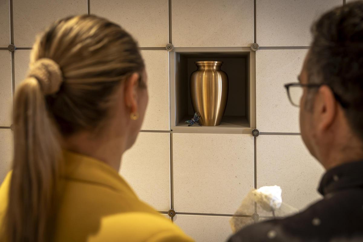 Pantalla OLED interactiva en uno de los columbarios del Memorial de la Lluna