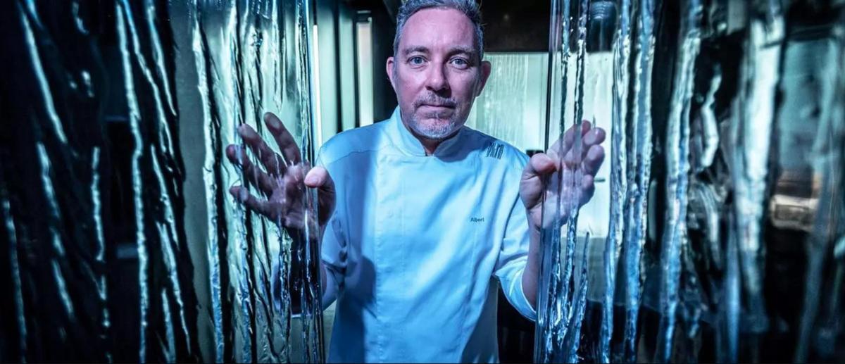Chef Albert Adrià atendiendo una mesa en Enigma al atardecer