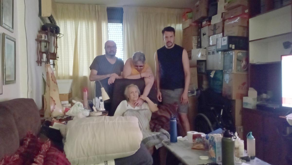 Marisol y su familia empacando sus pertenencias antes del desalojo