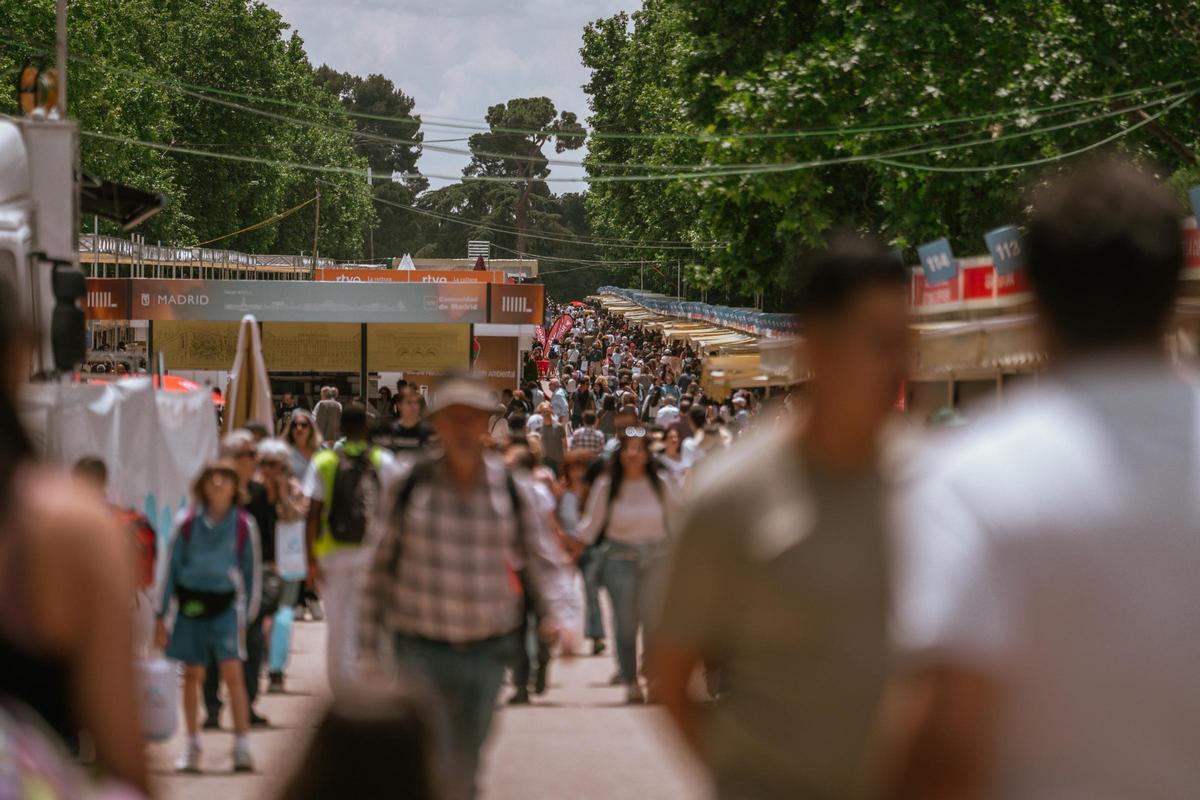 Vista panorámica del Parque del Retiro durante la Feria del Libro, con casetas y público