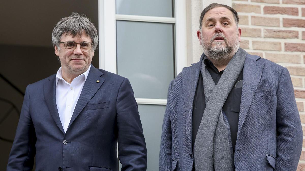 Oriol Junqueras y Carles Puigdemont conversando en una reunión en Bélgica