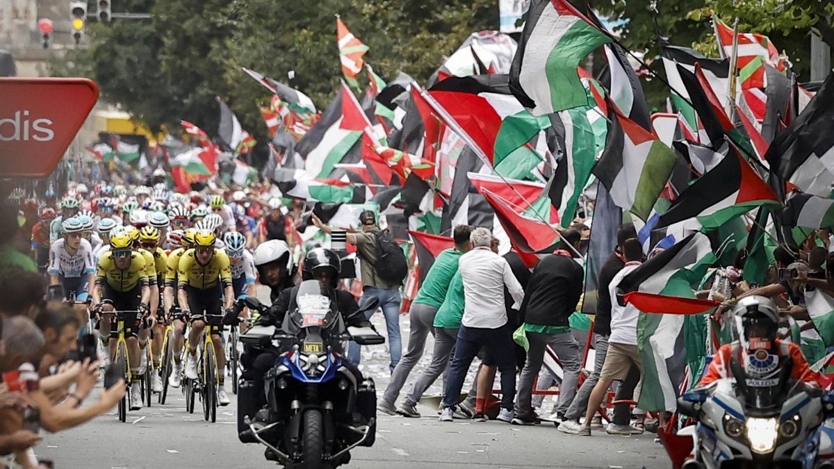 Las ocho de Becerril procesadas por protestar contra Israel en La Vuelta: la Fiscalía abre juicio político