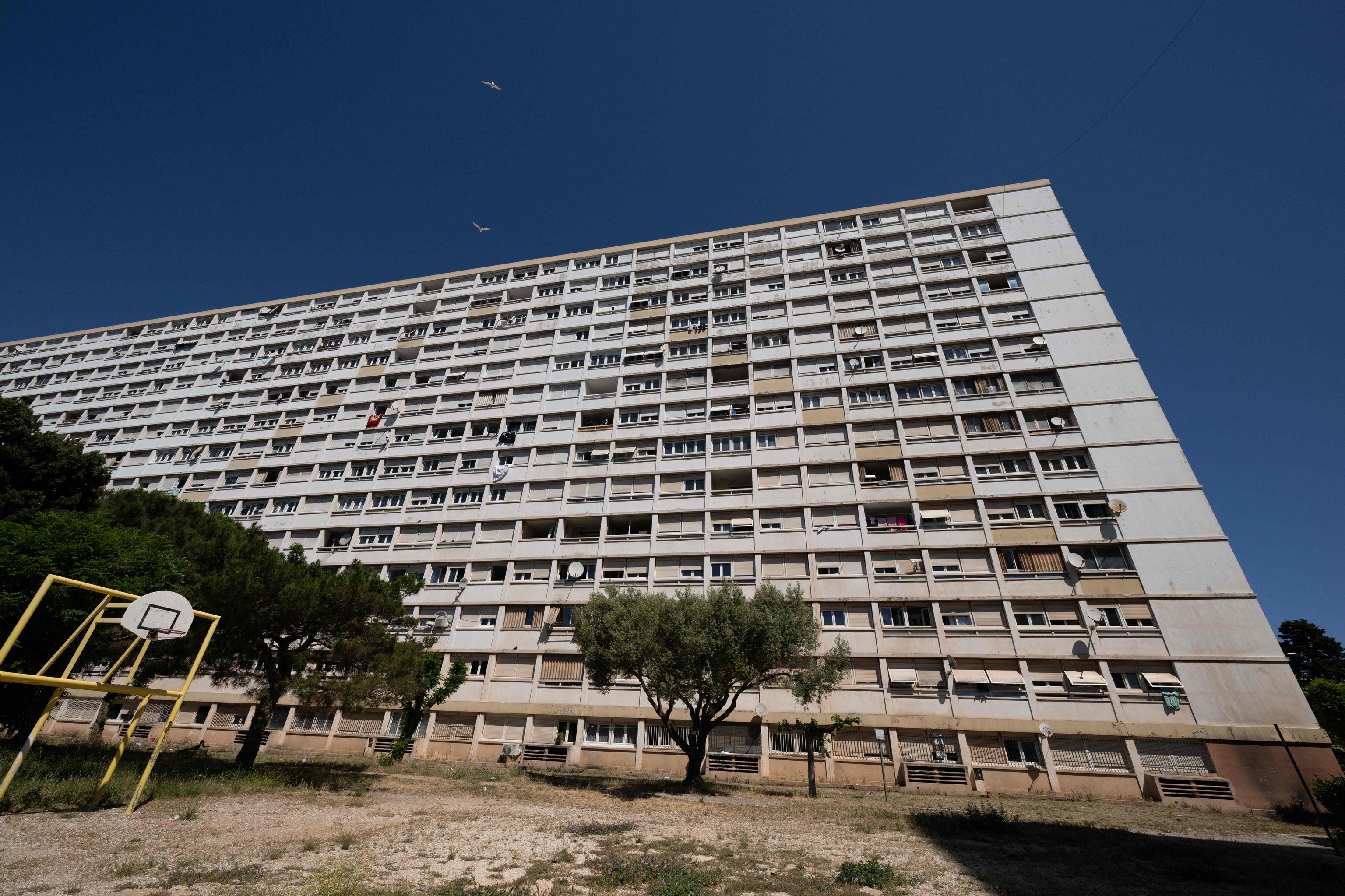 Tragedia familiar en Toulon: madre de 38 años y sus tres hijos mueren al saltar del piso 13