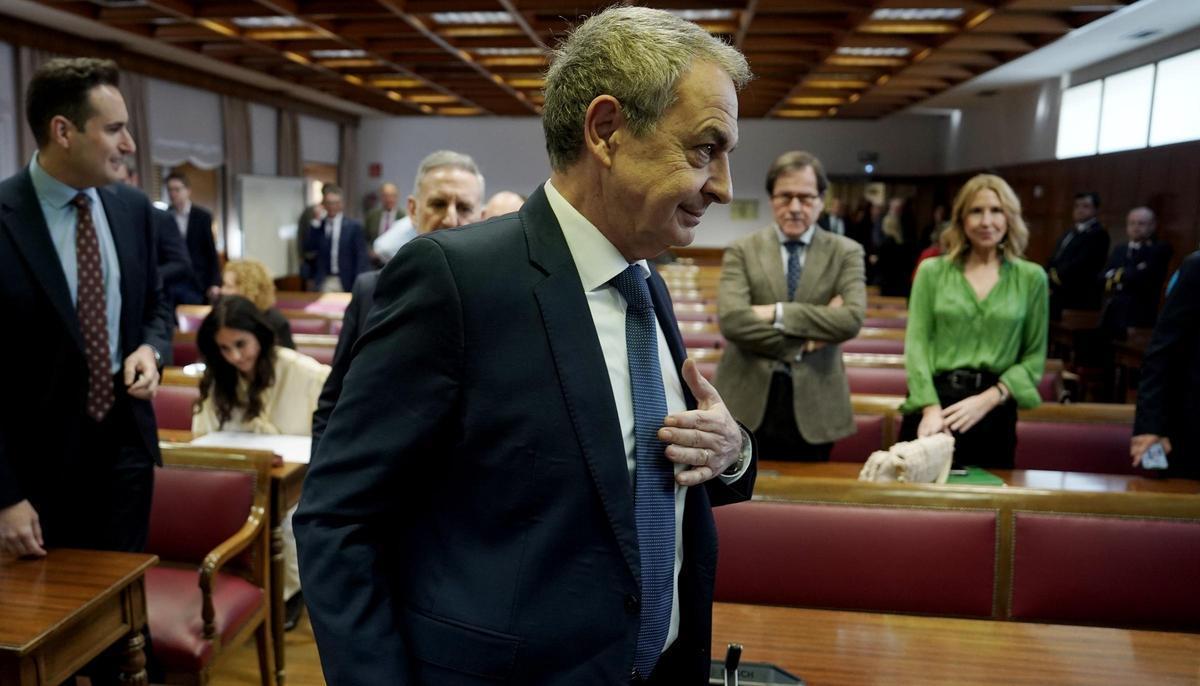 Fernando Clavijo hablando a los medios después de reunirse con Imanol Pradales en Vitoria