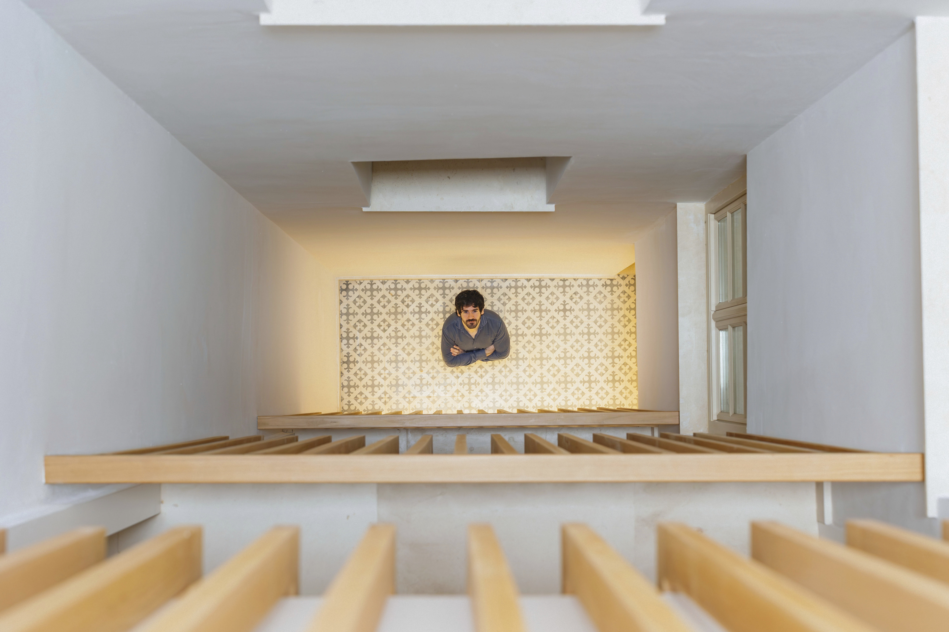 Rubén Zaballos inspeccionando un edificio rehabilitado en Málaga
