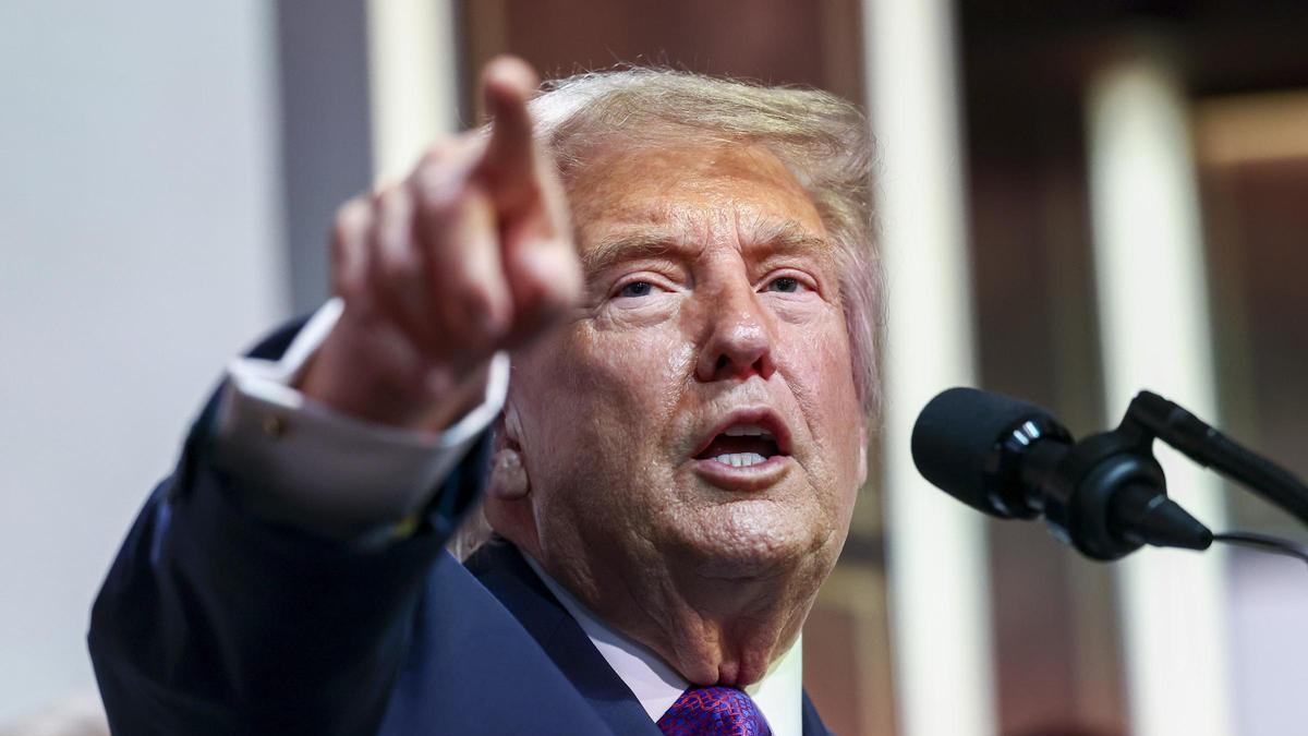 Trump intensifica purga de críticos republicanos antes de los midterms