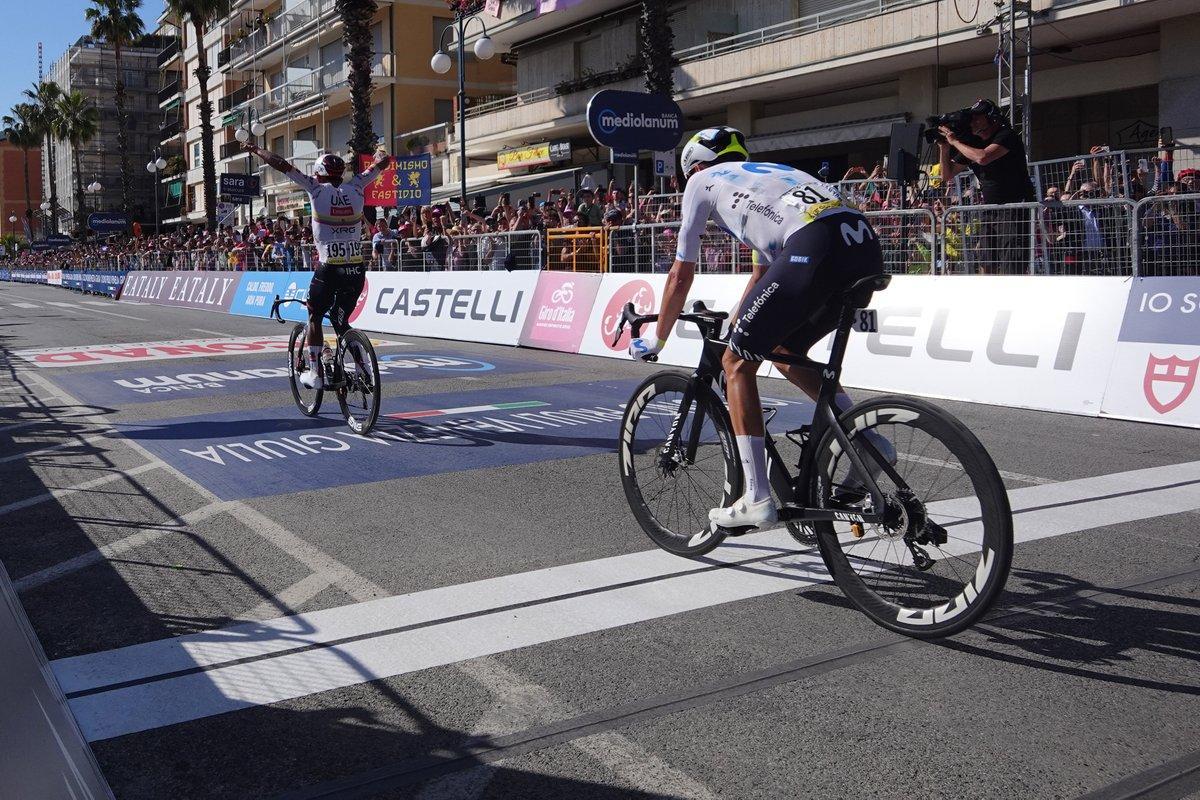 Enric Mas cruzando la línea en segundo lugar, con el pelotón de Movistar detrás