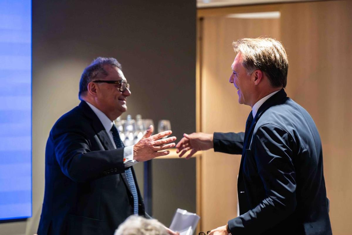 Josep Lluís Sanfeliu presentando su equipo en la reunión de Barcelona Global