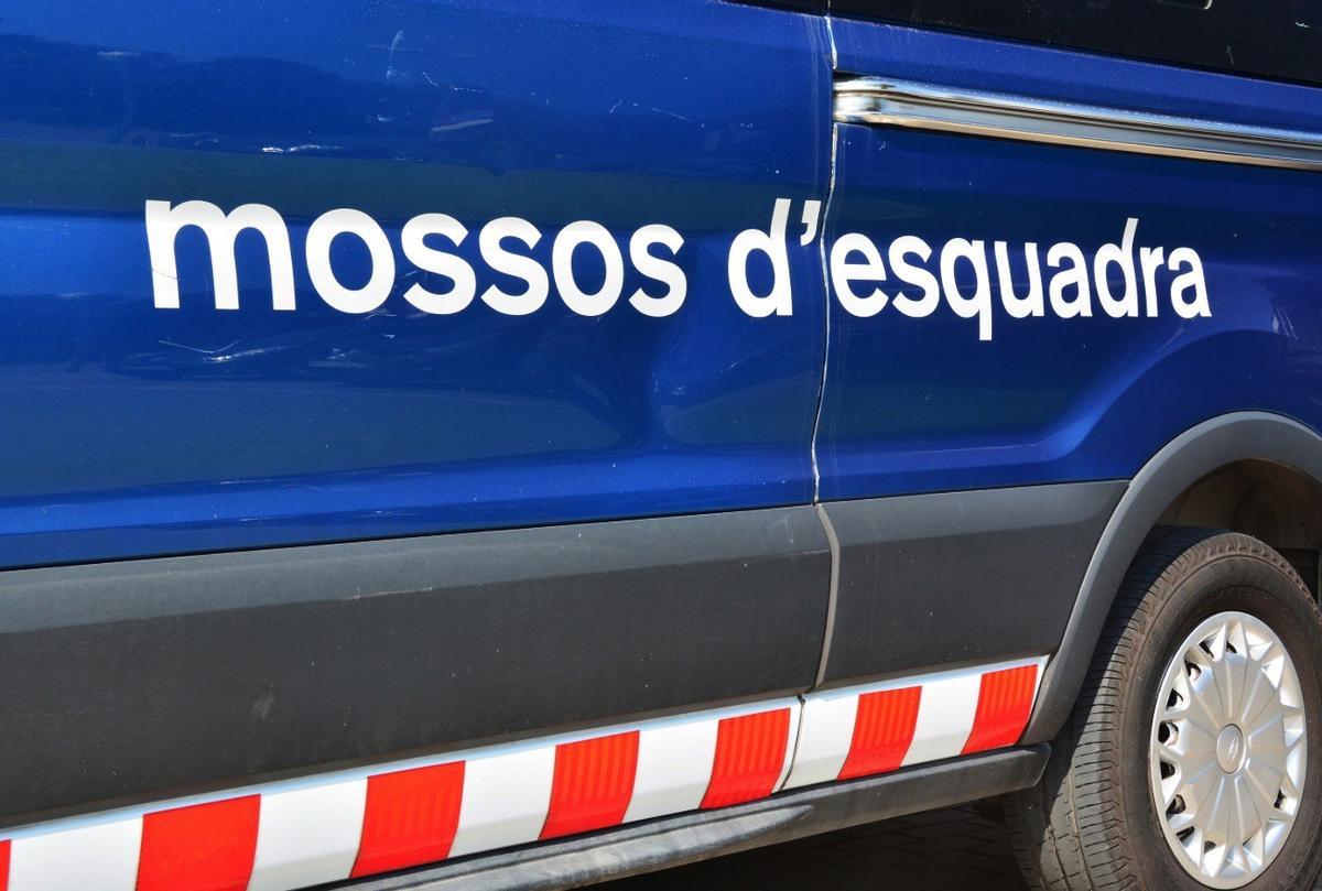 Imagen de un vehículo de los Mossos d'Esquadra en acción