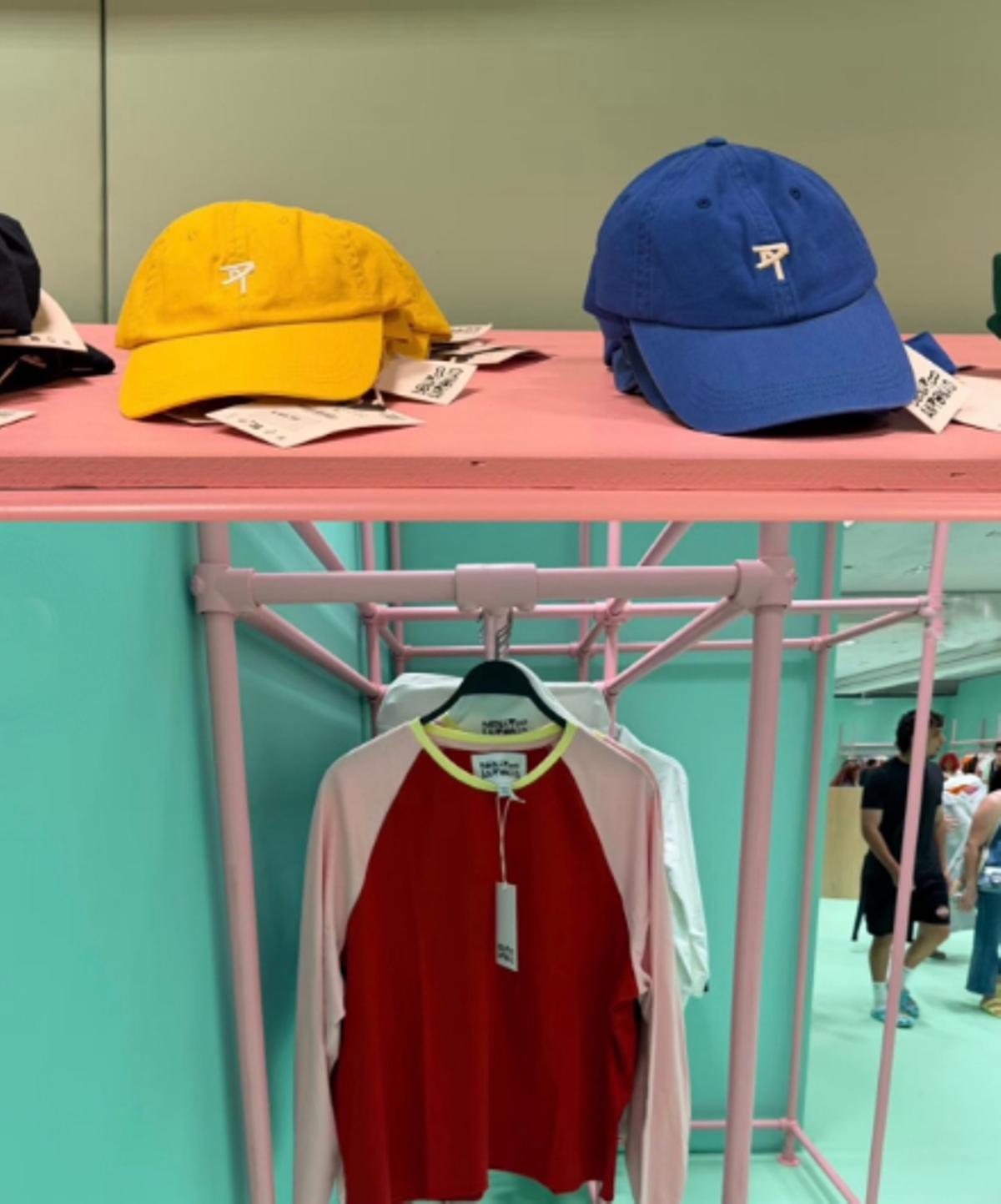 Detalle del traje blanco, pieza central de la colección 'Benito Antonio' de Bad Bunny x Zara