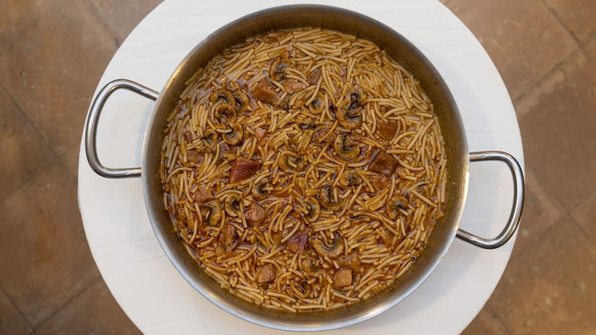 Cazuela de fideos con xapadillo de anguila en Barquet