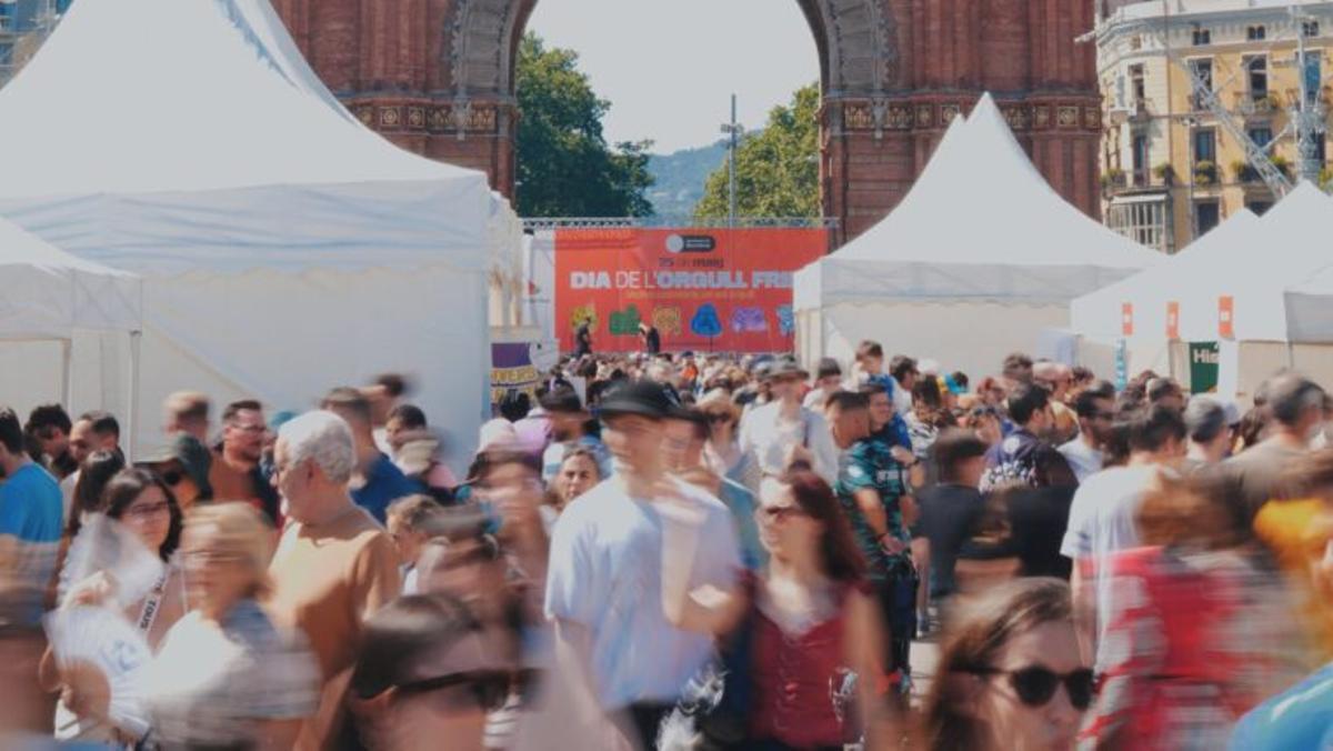 Vista del Triángulo Friqui con carpas y escenario en el Arc de Triomf