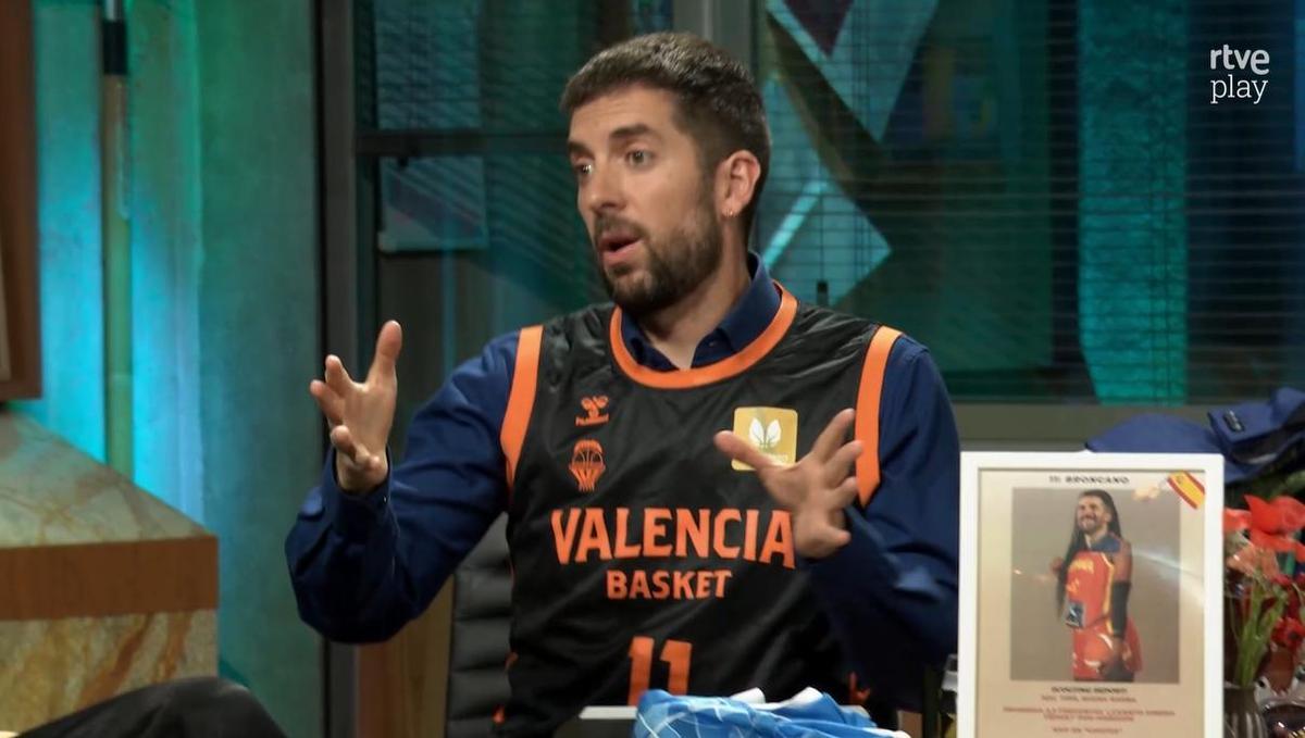 Awa Fam entrega la camiseta del Valencia Basket a David Broncano en el programa La Revuelta