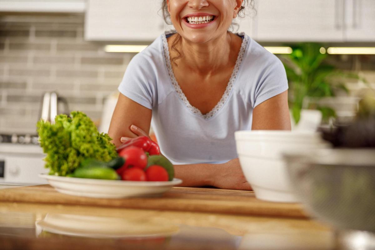 Mujer realizando ejercicio de fuerza en casa, parte del programa de ISN Virtual Gym para la menopausia