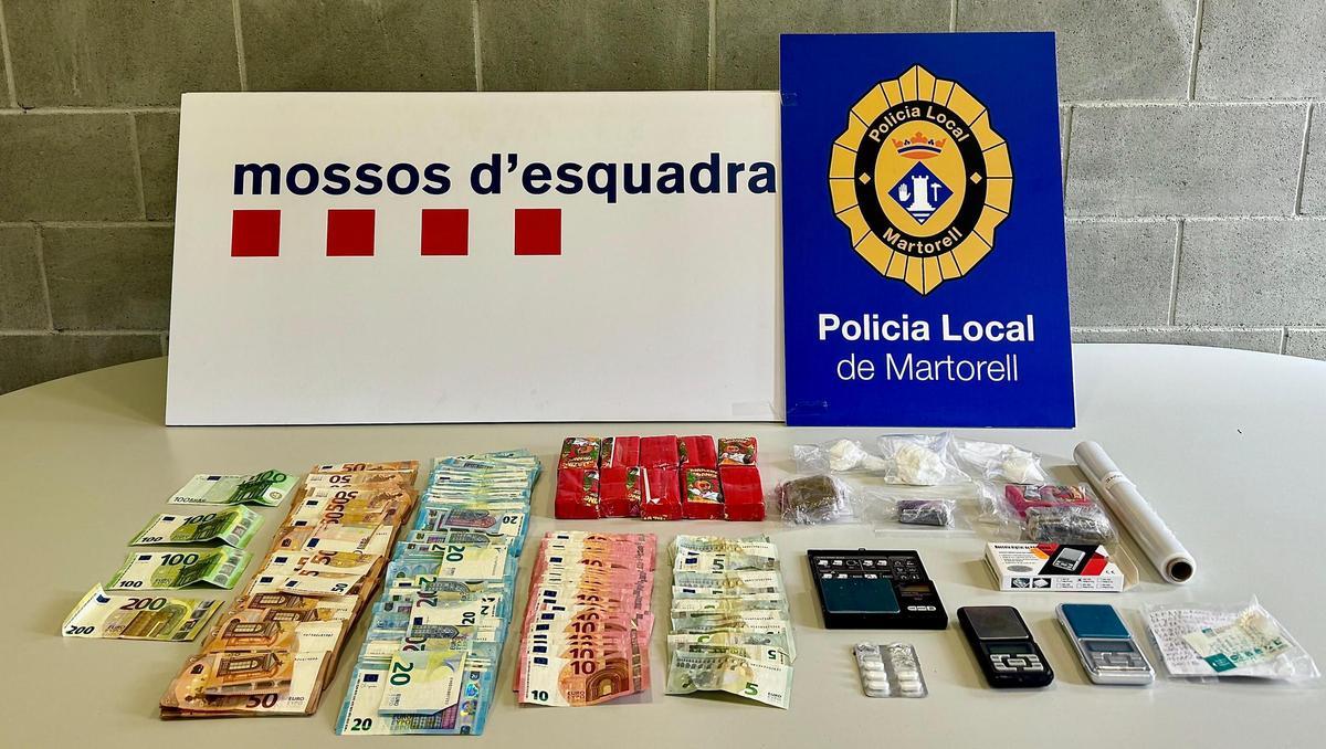 Interior de la casa con 600 plantas de marihuana y equipos de cultivo intensivo