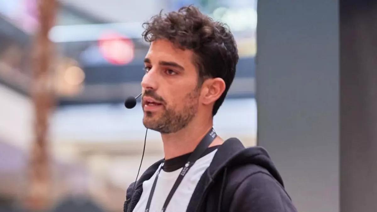 Adrià Geli, entrenador personal, mostrando una rutina de fuerza