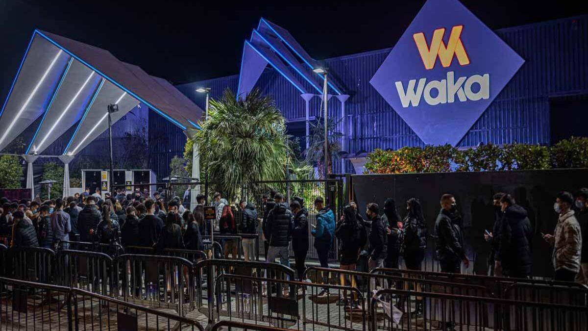 Waka Sabadell desafía el cierre municipal y sigue con sus fiestas