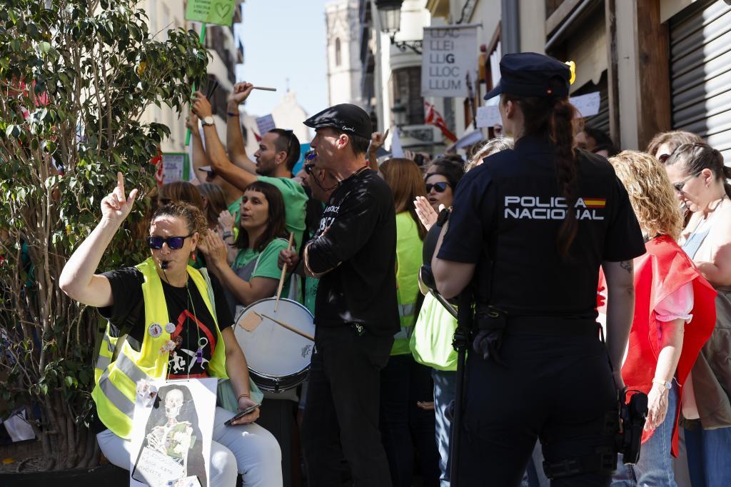 Docentes protestando frente a las Cortes Valencianas durante la huelga