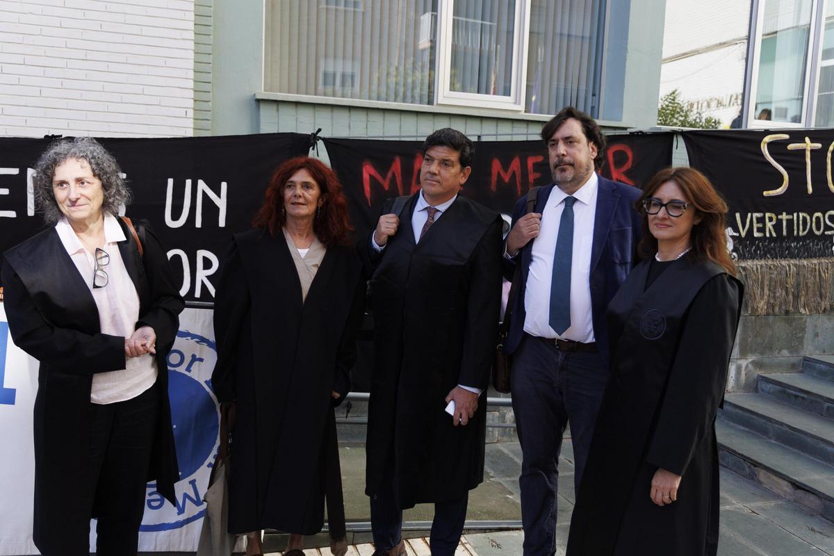 Activistas ambientales reunidos fuera del juzgado durante la suspensión del juicio