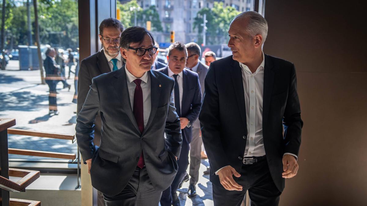 Evento de presentación del Plan España Auto 2030 en Casa Cupra Raval, Barcelona, con la presencia de Salvador Illa y Jordi García Brustenga