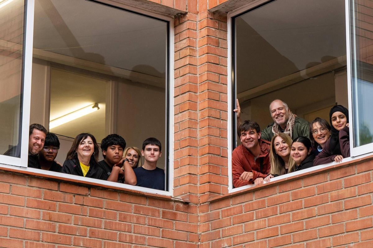 Alumnos del IE Baldomer Solà ensayando en el pasillo del instituto antes del Festibaldo 2024