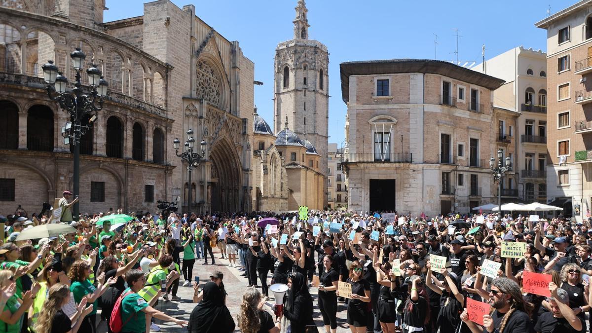 FP Valencia: Profesores protestan contra el recorte de plazas públicas