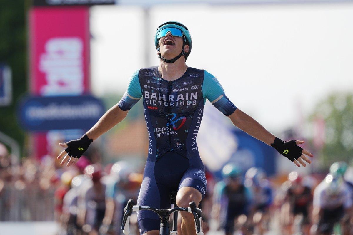 Alec Sagaert cruzando la meta en la 12ª etapa del Giro de Italia 2026