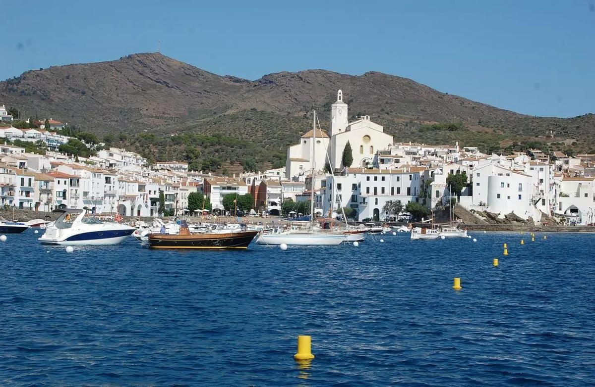 Manel Fuentes en su casa de verano en Cadaqués, disfrutando del entorno costero