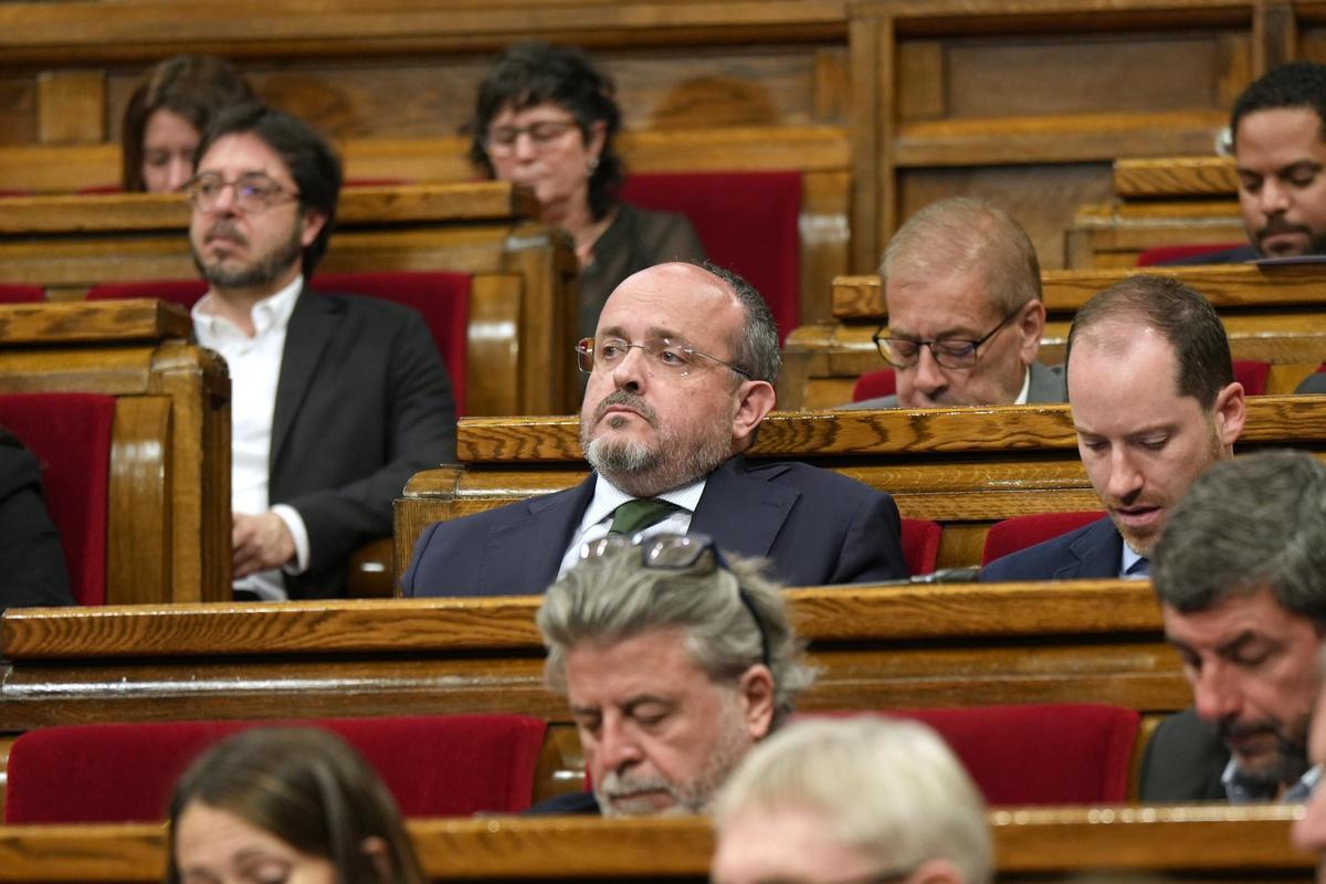 Pleno del Parlament catalán con diputados debatiendo la moción de prioridad nacional