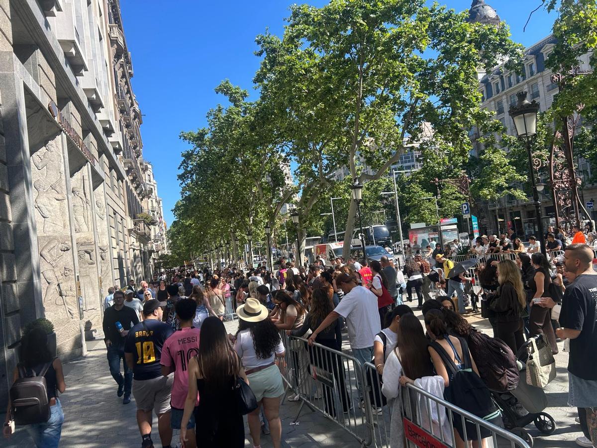 Bad Bunny entrando al Mandarin Oriental Barcelona, rodeado de fans en el Paseo de Gracia