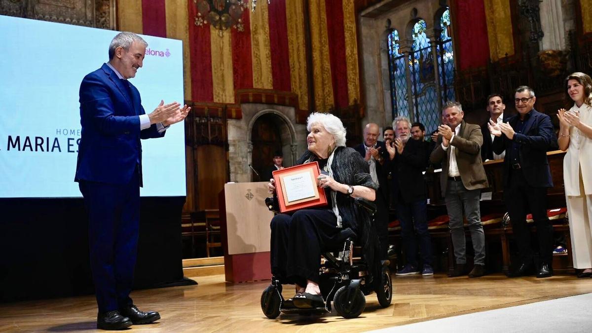 Rosa María Esteva recibiendo el homenaje en el Saló de Cent, rodeada de familiares y colegas