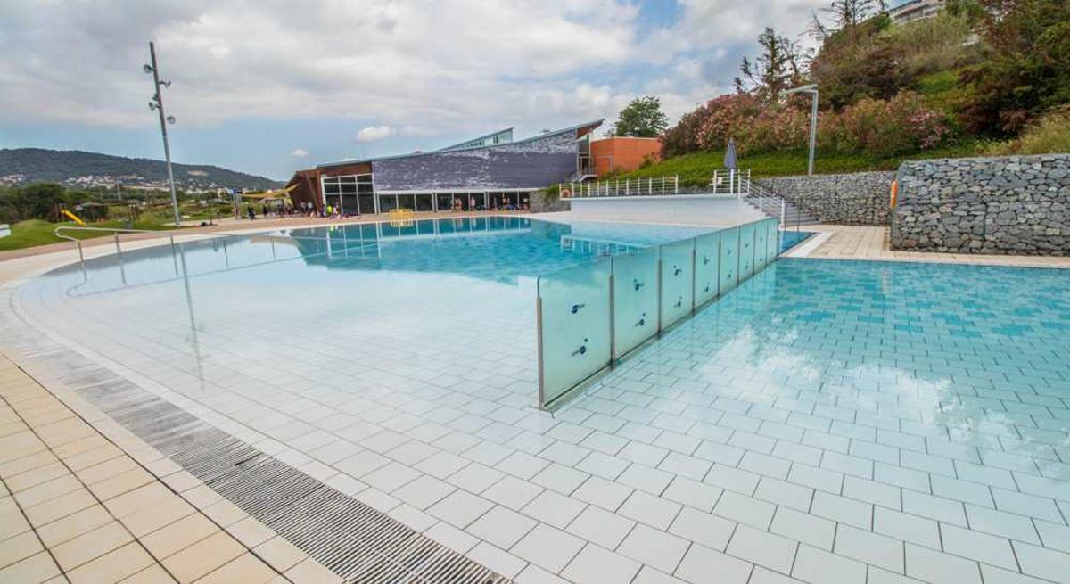 Piscina descubierta de Eurofitness El Sorrall bajo el sol de verano