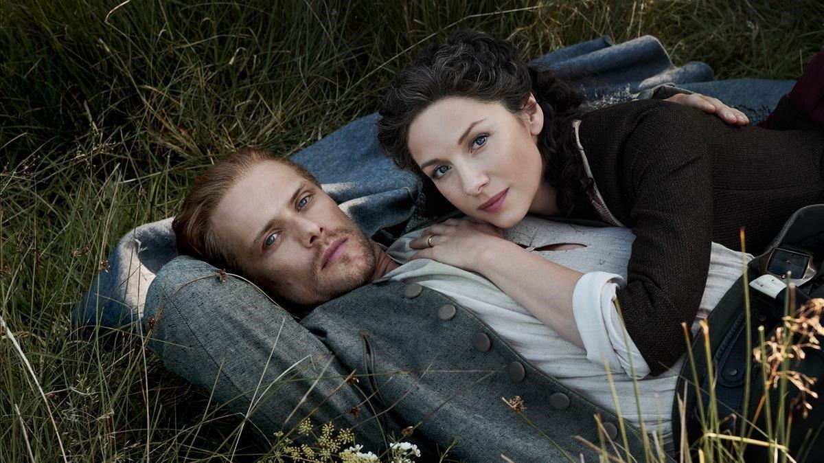 Sam Heughan sosteniendo el libro Waypoints en una librería española