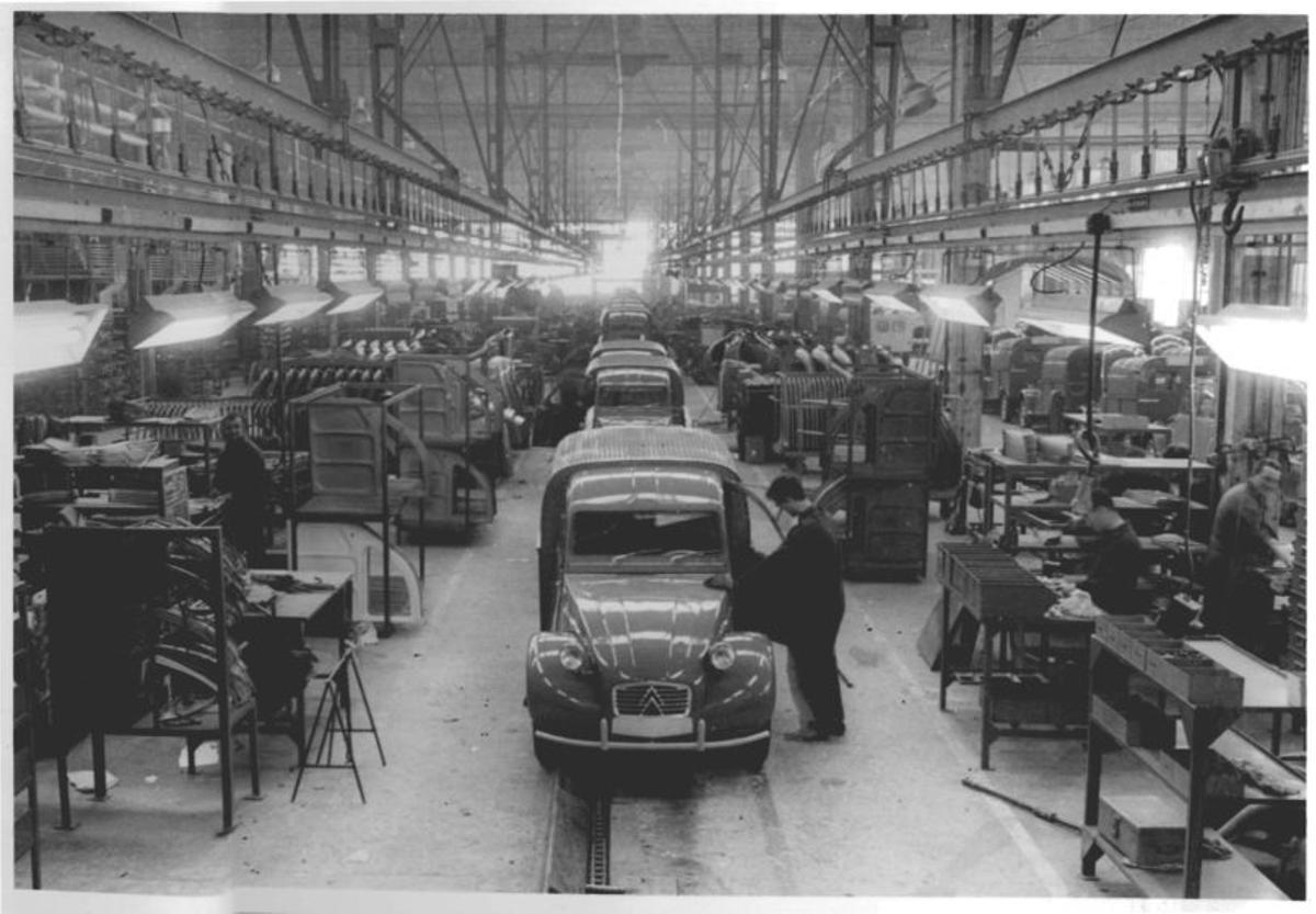 Imagen del nuevo 2CV eléctrico presentado en Detroit, con su diseño retro‑moderno