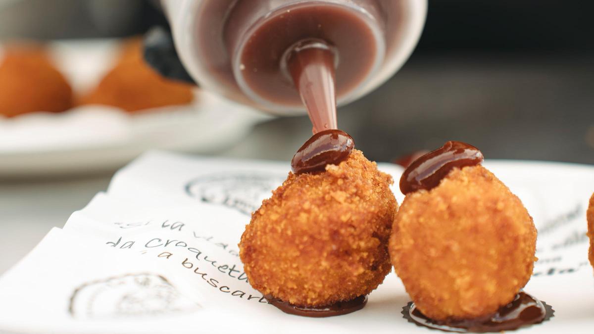 Foto del público degustando croquetas en el festival Croqueta Crush en Barcelona