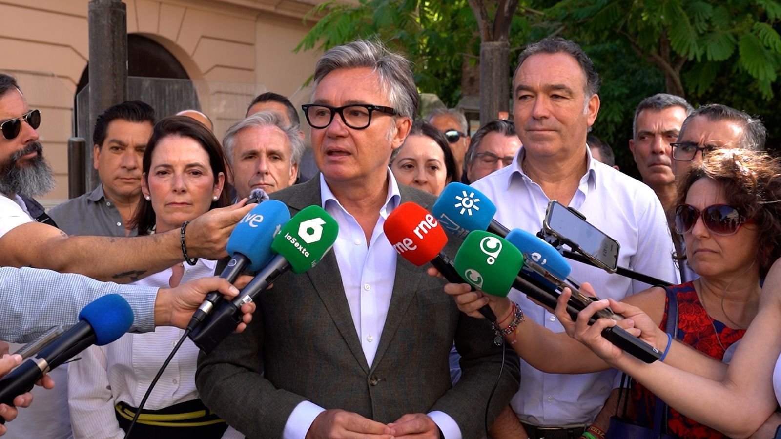 Juanma Moreno y representantes de Vox en la sede del PP en Sevilla