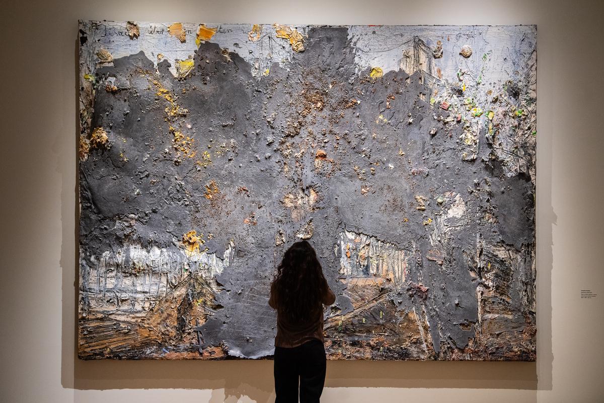 Vista interior del palacio del siglo XVII con obras de Anselm Kiefer expuestas