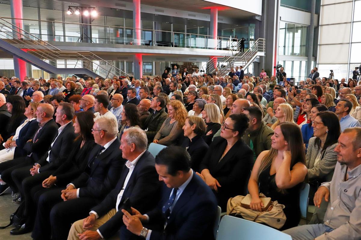 Escena de la I Gala de Turismo de Vigo con el alcalde Abel Caballero y los premiados
