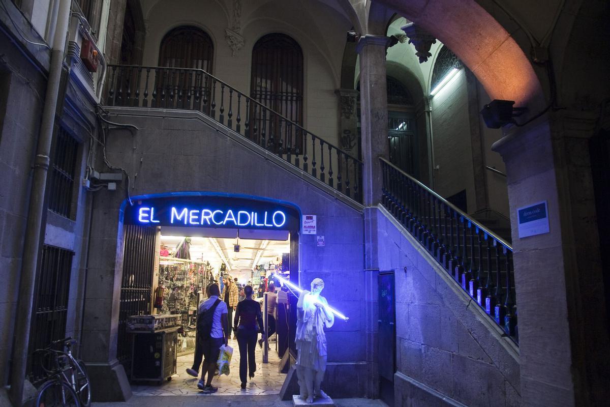 Turistas posan con el camello que coronaba la entrada del Mercadillo de Portaferrissa